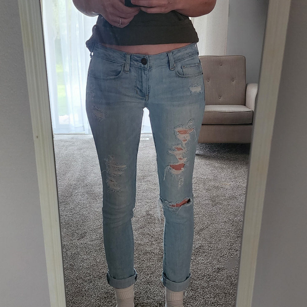 4R American Eagle Distressed Jeans